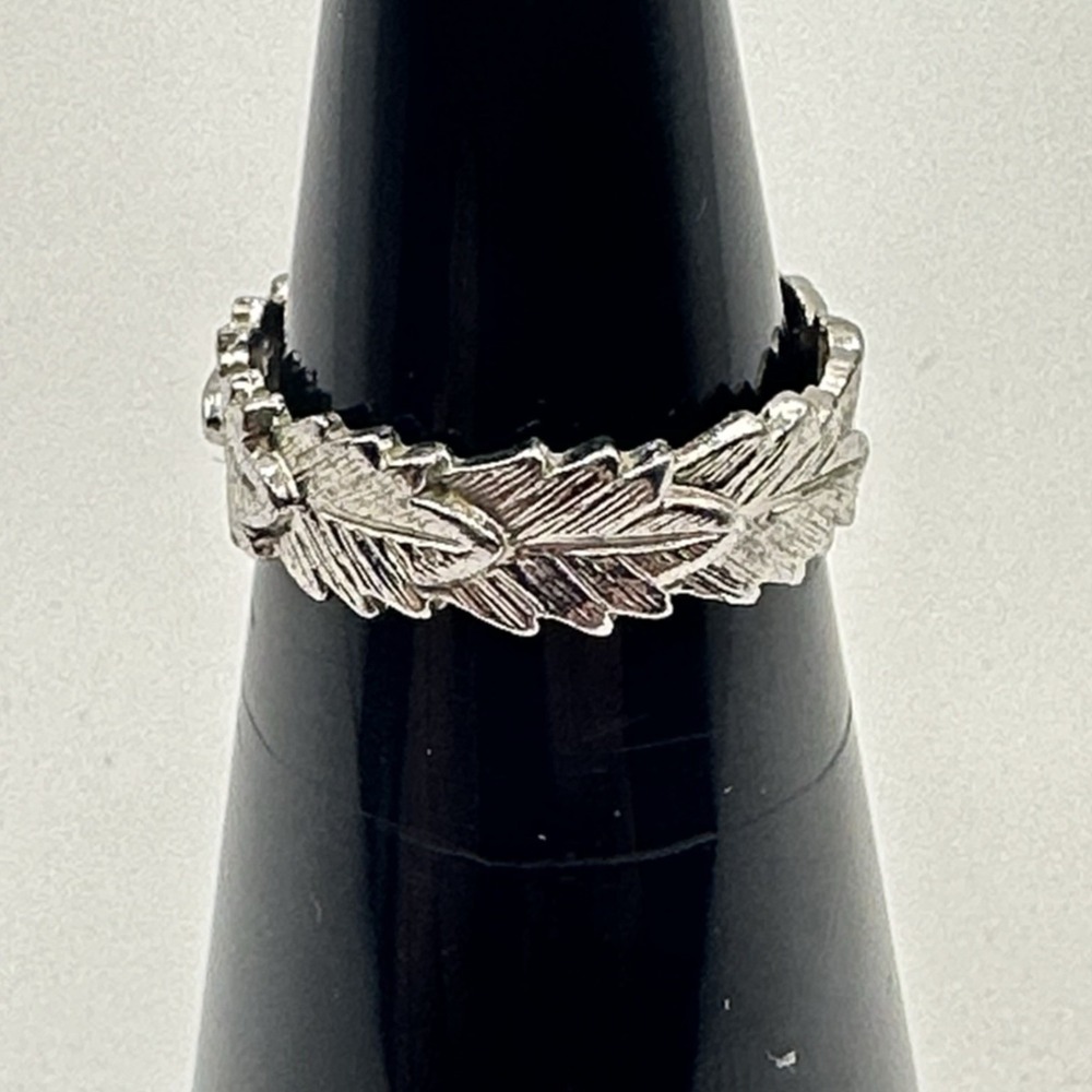 Avon Silver Tone Leaf Band Ring Size 5.5 Vintage Textured Design